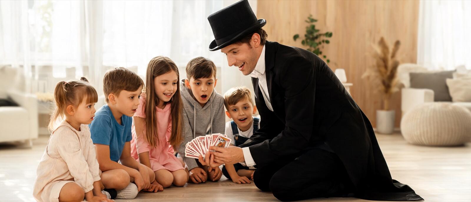 Un magicien montre un tour de cartes