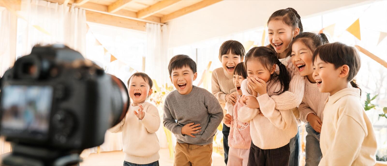 Des enfants rient pendant un jeu, appareil photo au premier plan