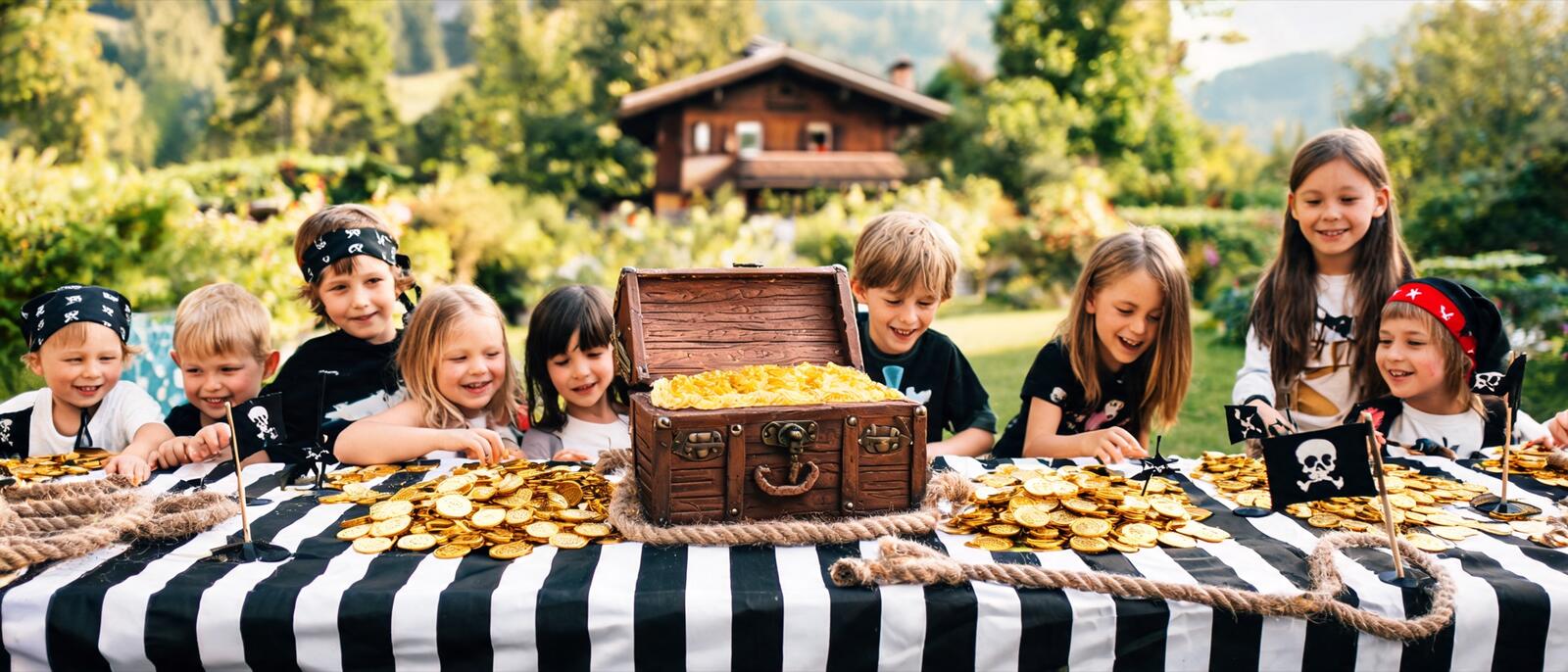 Table de fête pirate avec un gâteau coffre au trésor