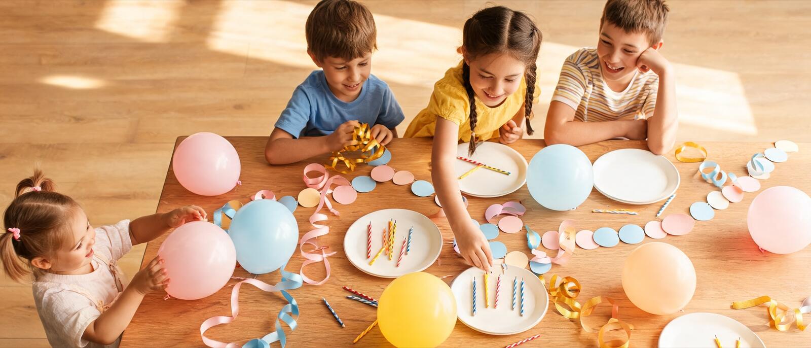 Fournitures de fête étalées : ballons, guirlandes, bougies